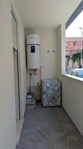 a room with a water heater and a window at Domu S'Aratzia - Vicino al mare in Quartu Sant'Elena