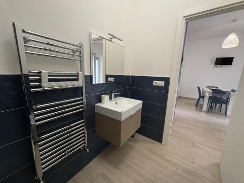 een badkamer met een wastafel en een spiegel bij Alloggio Turistico Mare Blu Gaeta in Gaeta