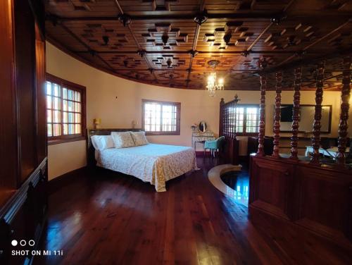 a bedroom with a bed and a wooden floor at Il Sogno di Gio de la Laguna in La Laguna