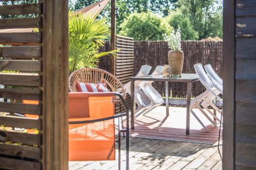 Un patio o zona al aire libre en L'Écrin - Chalet & Spa vue lac