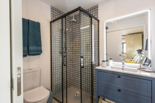 a bathroom with a shower and a toilet and a sink at Casa da Viajante in Fronteira