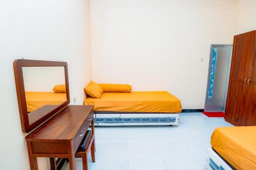 Postel nebo postele na pokoji v ubytování Guest House Ponorogo 2