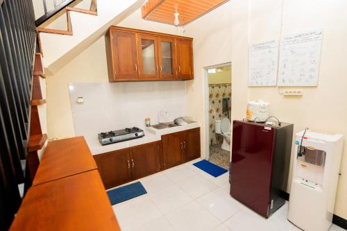 Kuchyň nebo kuchyňský kout v ubytování Guest House Ponorogo 2