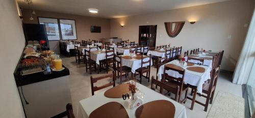 Un restaurante u otro lugar para comer en Hotel Monte Pascoal