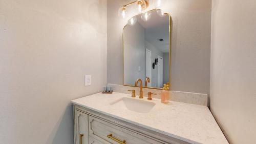 Koupelna v ubytování stylish townhome, sleeps 8, pet friendly
