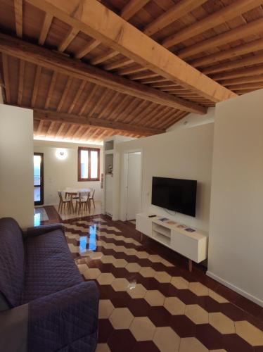 TV a/nebo společenská místnost v ubytování La grande terrazza, centro borgo