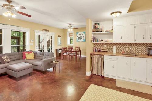 Χώρος καθιστικού στο Lake front home, pet friendly, kayaks provided