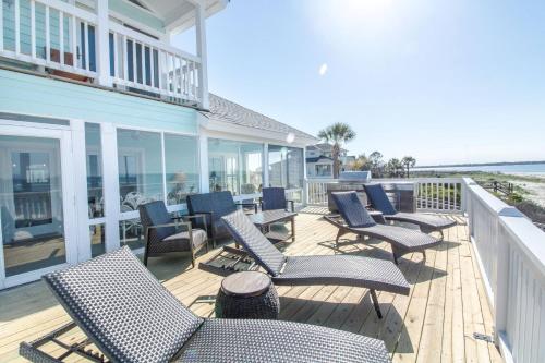 Balkoni atau teres di Harbor Point Ocean Front Beach Estate