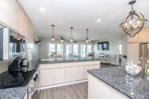 Dapur atau dapur kecil di Harbor Point Ocean Front Beach Estate
