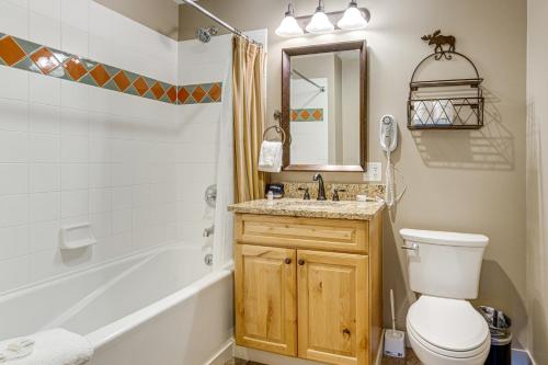 Koupelna v ubytování Walk to Lifts Copper Mtn Condo in Center Village!