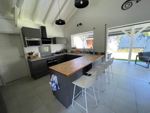 Kuchyň nebo kuchyňský kout v ubytování Villas Kanisi 2 et 3 chambres, piscines privatives