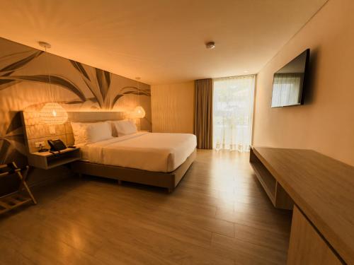 a hotel room with a bed and a window at Zafi Hotel in San Andrés