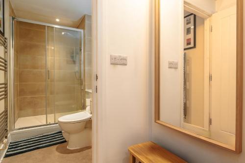 Bilik mandi di Cozy 2BR flat near Stonehenge w/ Juliette balcony