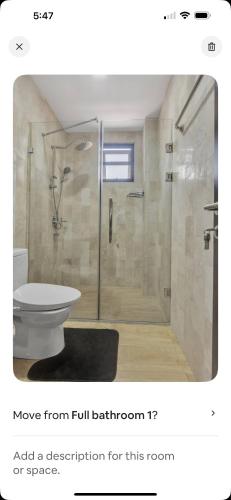 un bagno con doccia e WC di Dazinger 11 a Accra