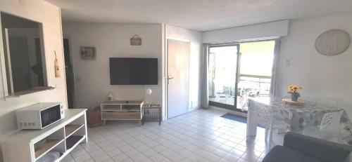 Televisyen dan/atau pusat hiburan di Location Fréjus Plage