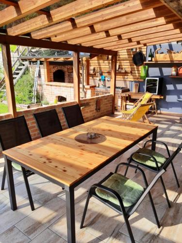 Balkoni atau teres di Eco House Mozirje