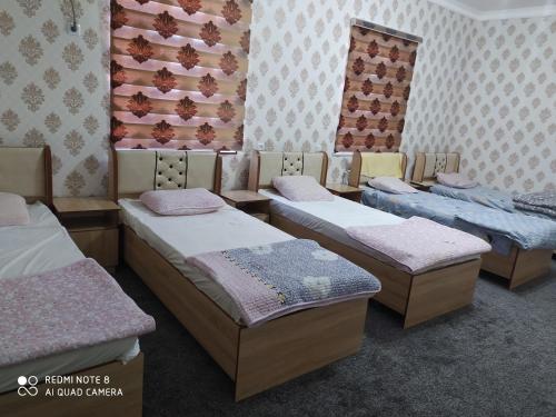 a room with four beds in a room at Humo Hotel and Restaurant in Bŭston