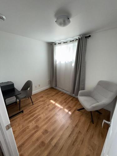 Χώρος καθιστικού στο Apartment near Montreal