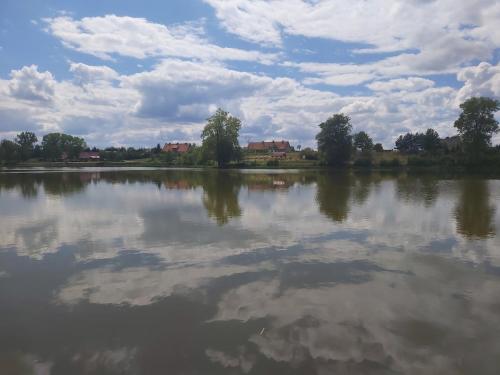 Výhled na řeku, která protéká v blízkosti vily