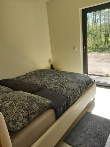 Postel nebo postele na pokoji v ubytování Dom na Końcu Świata w Sercu Natury