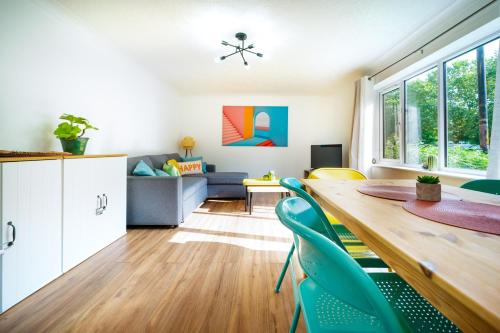 a kitchen and living room with a table and chairs at Charming 2 Bed 2 Bathroom, Sleep 6, Park View, Walk to Borough Market, Elephant & Castle, Tower Bridge in London