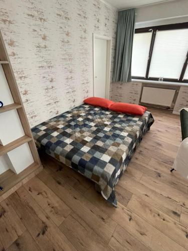 a bedroom with a checkered bed in a room at Dalyan-Home in Boppard