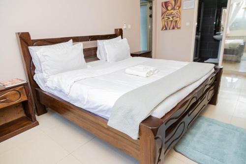 Cama o camas de una habitación en EMC Luxury 4BR Villa ,Pool, Solar , Starlink Wifi
