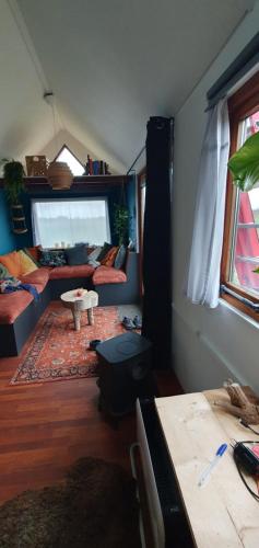 Χώρος καθιστικού στο Tiny House Lau at Glamping Verbaarum