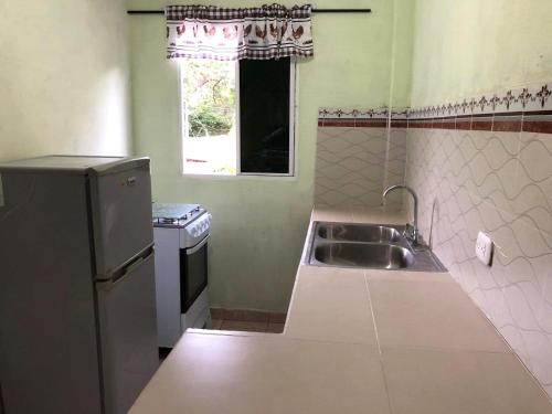 Η κουζίνα ή μικρή κουζίνα στο Conchita House Playa El Tunco