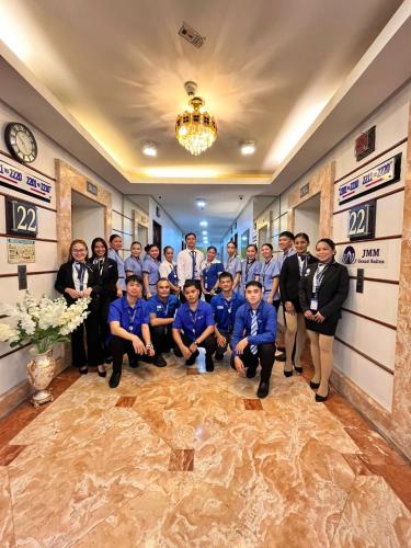 Μέλη του προσωπικού του JMM Grand Suites