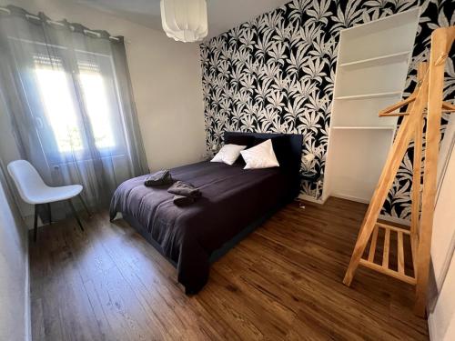 a small bedroom with a bed and a staircase at Appartement au coeur du Creusot in Le Creusot