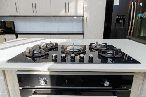 Una cocina o zona de cocina en EMC Luxury 4BR Villa ,Pool, Solar , Starlink Wifi