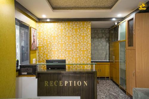 een receptie in een kamer met een gele muur bij Hotel Liv By Yellow Bells in Hyderabad
