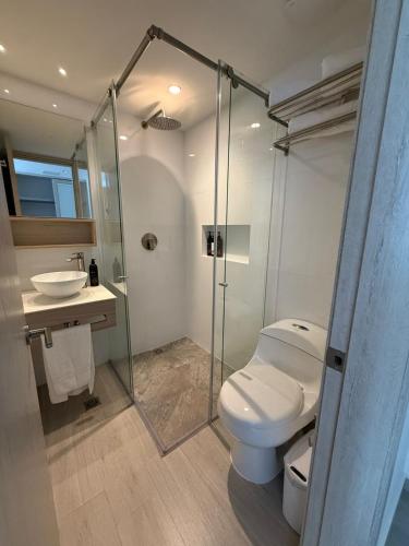 a bathroom with a shower and a toilet and a sink at Zafi Hotel in San Andrés