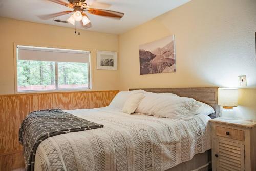 Un dormitorio con una cama y un ventilador de techo. en Cascade River Bungalow in the North Cascades, en Marblemount