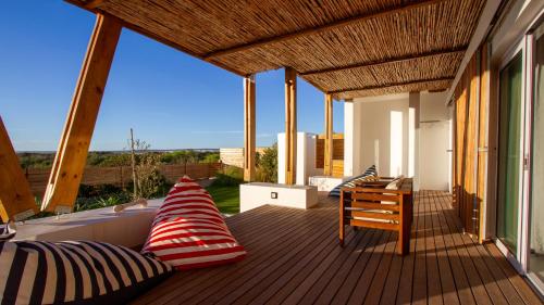 Balkoni atau teres di The Tide Guest House