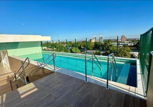 een zwembad bovenop een gebouw bij Studio V Ininga - 610 in Teresina
