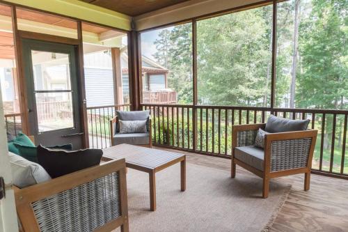 Balkoni atau teres di 2 Houses on the Lake! Sleeps 28, Private Dock
