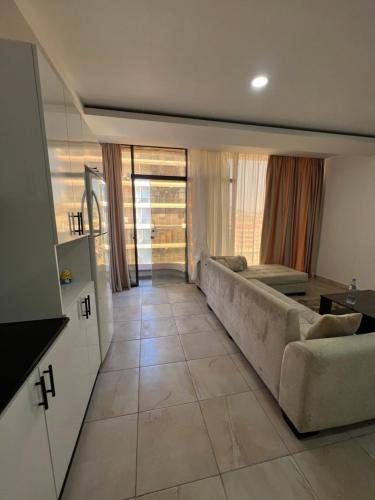 a living room with a couch and a table at Résidence nid dabeille Bejaia in Bejaïa