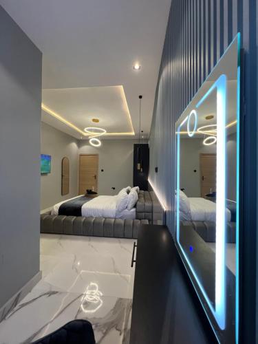 Una cama o camas en una habitación de Upscale Residence