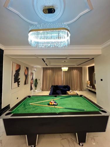 Una mesa de billar en Upscale Residence