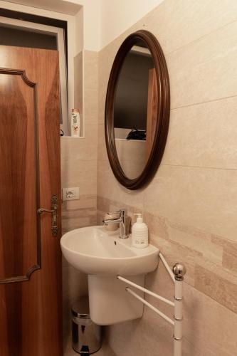 a bathroom with a sink and a mirror at Bed and breakfast Piazza Piè di Corte in Corropoli