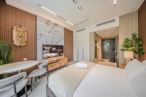 Ένα ή περισσότερα κρεβάτια σε δωμάτιο στο Amazing Studio With Balcony in Riff, Aljada