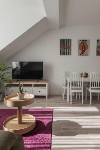 Latova Chic NEW Luxury Apartments - Prime location