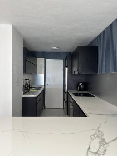 Cucina o angolo cottura di Apartamento de lujo frente al mar en residencia con piscina, planta electrica y gym