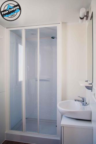 ein Badezimmer mit Glasdusche und Waschbecken in der Unterkunft Pelso Camping in Alsóörs