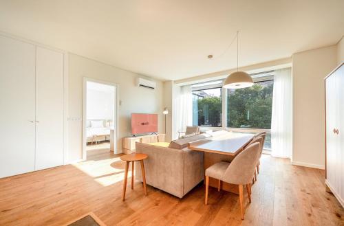 Un comedor y una sala de estar con mesa y sillas. en GuestReady - Republic Apartments, en Lisboa