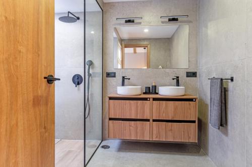 a bathroom with two sinks and a shower at Island Paradise in Adeje