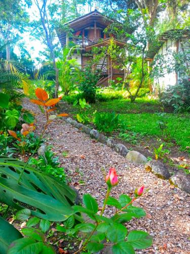 a garden with a house in the background at Hotel La Casa de Francois in San Agustín