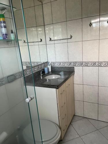 une salle de bain avec toilettes et lavabo dans l'établissement JK prox Regina e Feevale com AC e espaço Home Office, à Novo Hamburgo